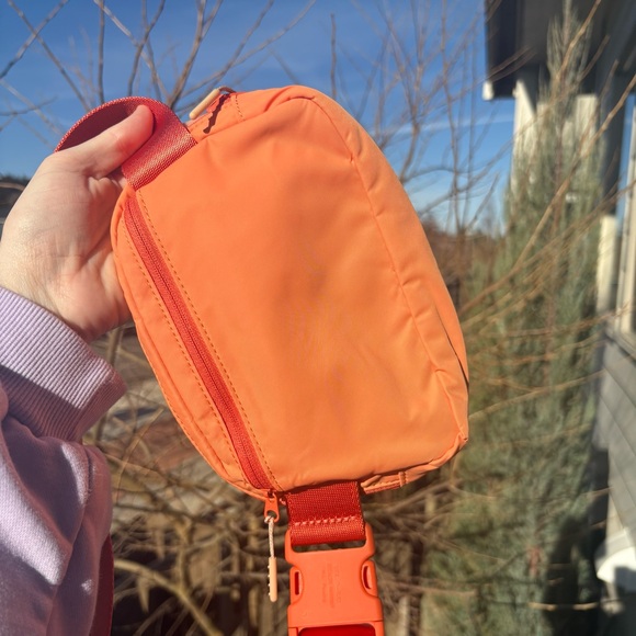 Lululemon Everywhere Belt Bag 1L Golden Apricot/Warm Coral - Picture 2 of 12